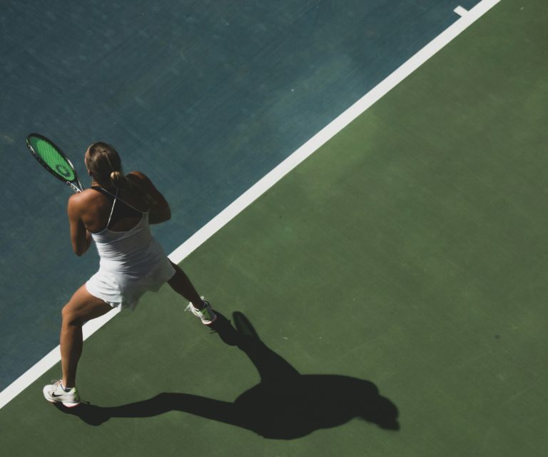 woman playing tennis